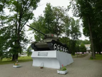 Памятник-танк Т-34, установленный в честь освобождения города в 1943 году в г.Рославль
